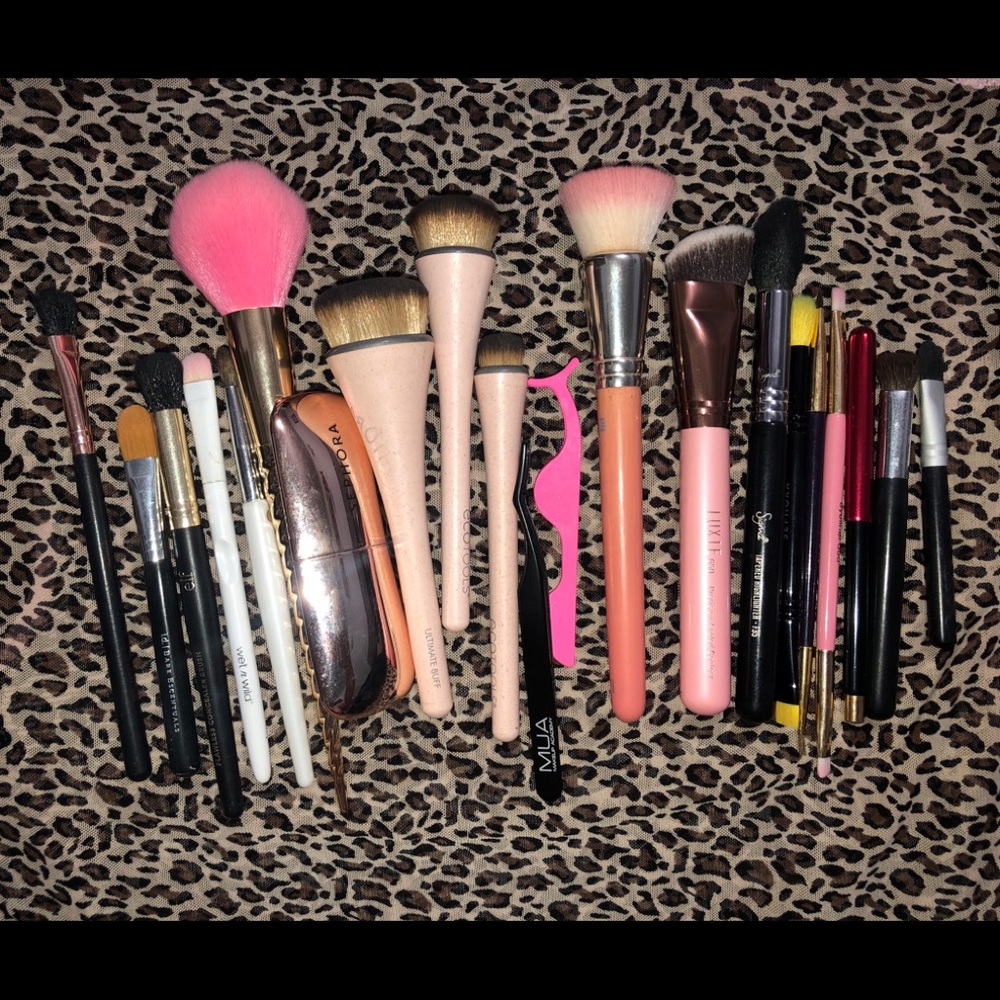 Face brush lot